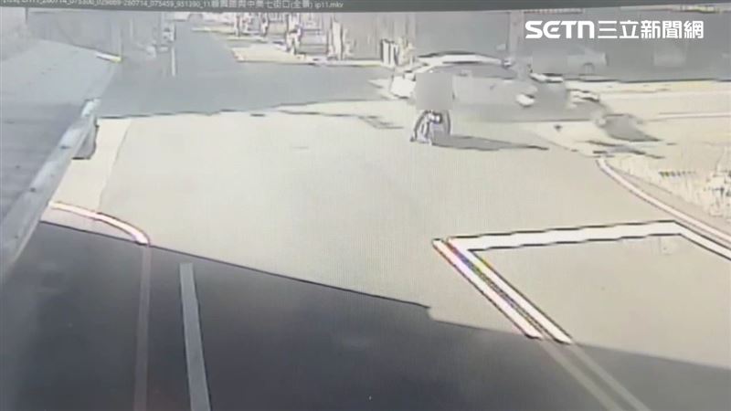 花蓮張男騎車買菜遭橫向王男轎車撞飛後送醫不治。(圖/翻攝畫面)
