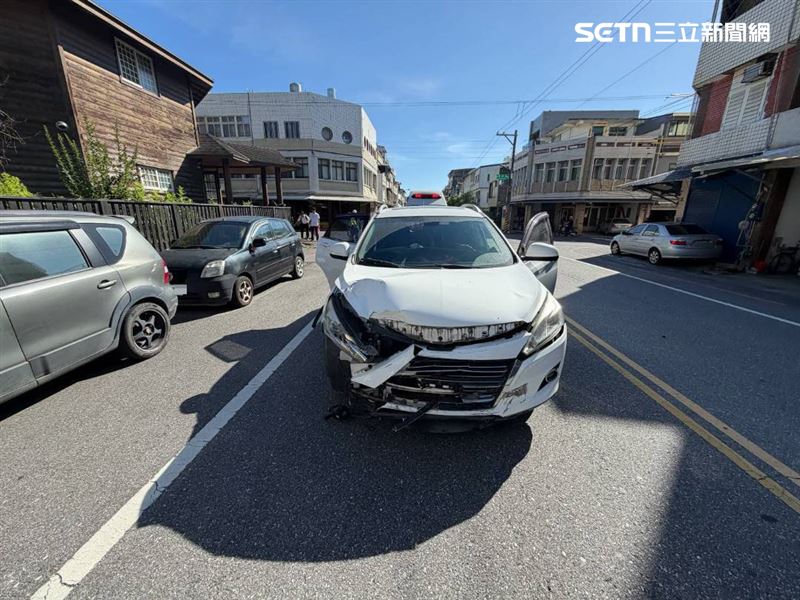 花蓮張男騎車買菜遭橫向王男轎車撞飛後送醫不治。(圖/翻攝畫面)
