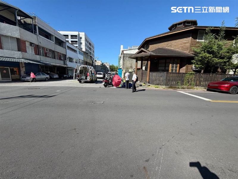 花蓮張男騎車買菜遭橫向王男轎車撞飛後送醫不治。(圖/翻攝畫面)