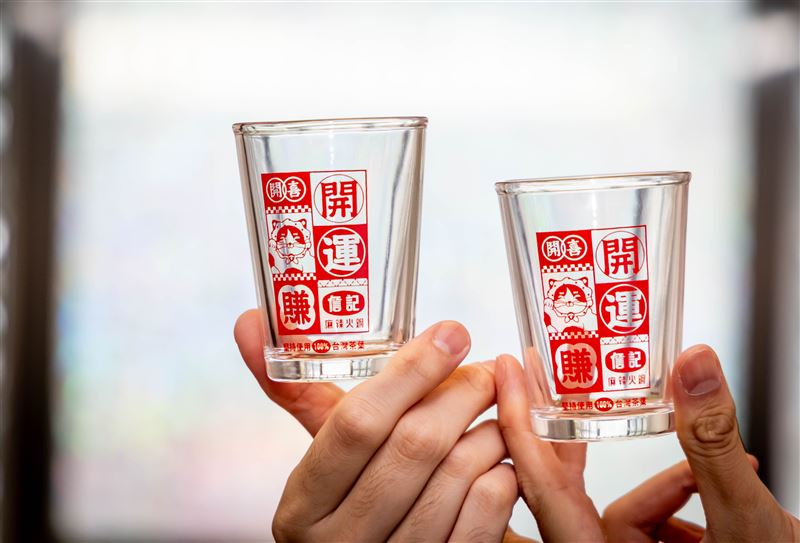 完成填歌詞任務,有機會獲得聯名啤酒杯。(圖/開喜烏龍茶提供)