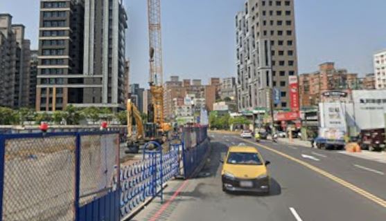蘆洲區集賢路因捷運施工影響交通動線,造成不少騎士困擾,如今部分路段內側禁行機車取消。(圖/翻攝自Google街景)