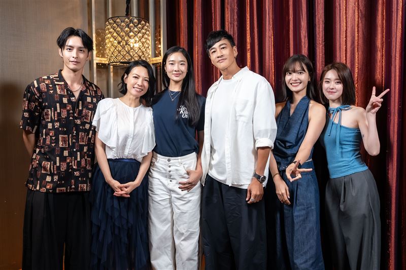 (左起)曹佑寧、陳孝萱、Aokbab茱蒂蒙、何潤東、吳子霏及邱偲琹開心齊聚殺青宴。(圖/TVBS提供)