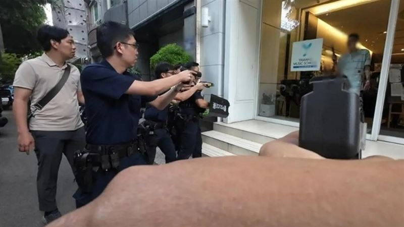 陽明交大林姓教授至新竹音樂教室持刀砍殺紀姓妹夫,與警方對峙。(圖/翻攝畫面)