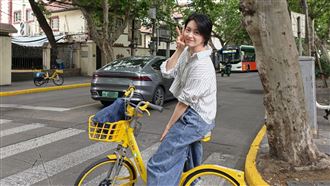 路邊騎單車美女超眼熟！近看竟是大咖天后