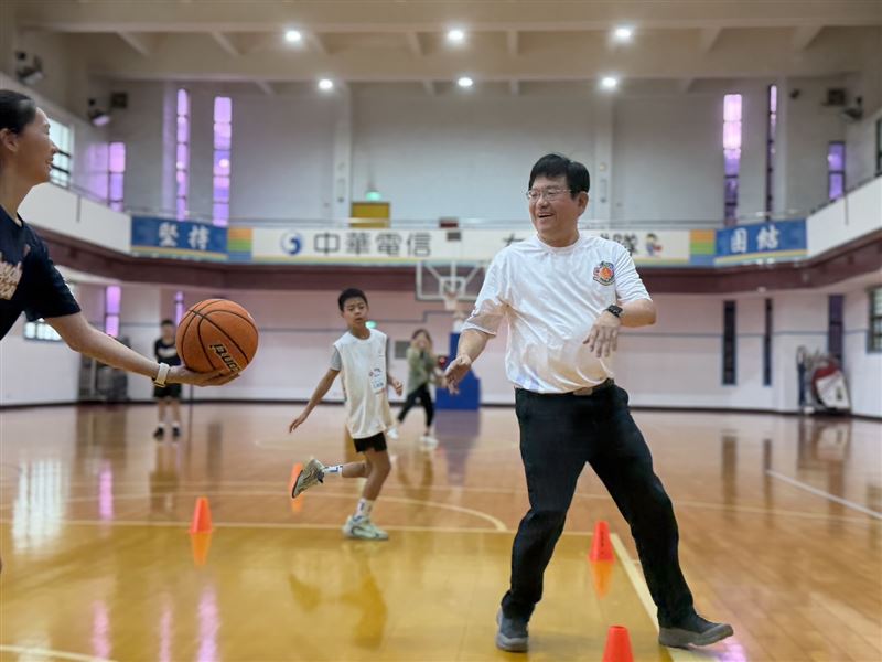 基金會林榮賜董事長驚喜現身和小朋友尬球