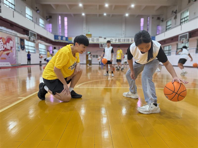 電信女籃球員化身教練姐姐帶領小朋友練習運球