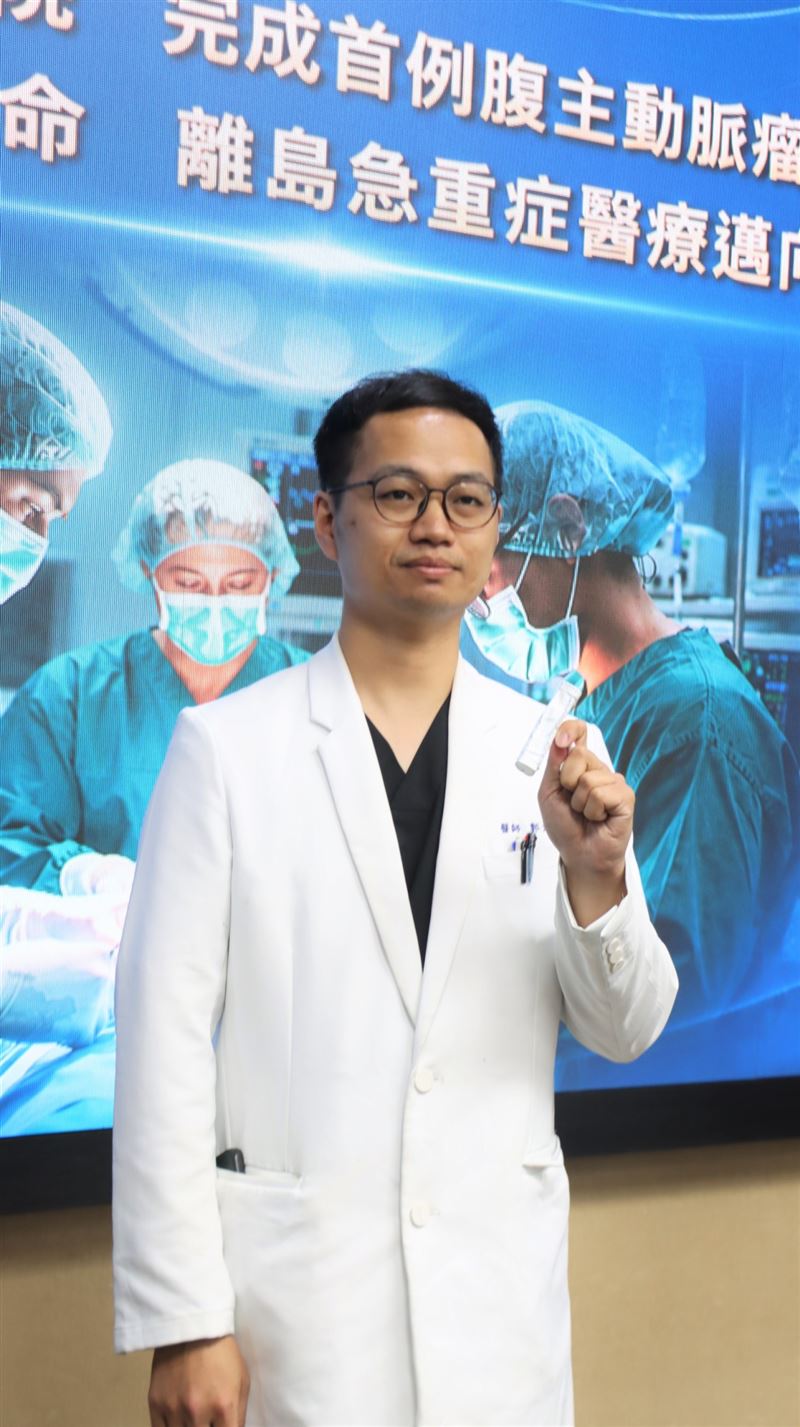 郭景源醫師展示自製人工血管。(圖/北榮提供)
