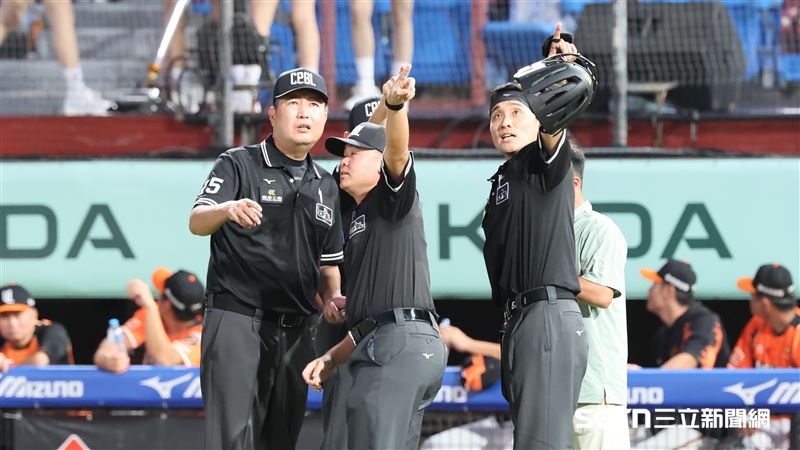 中職37年例行賽,樂天桃園棒球場外野燈柱不亮,裁判開會後決定暫停比賽。(圖/記者劉彥池攝影)