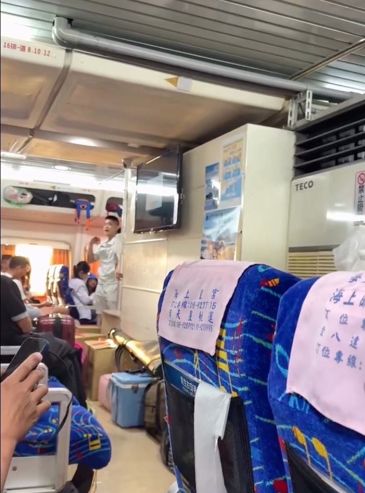 一艘由澎湖馬公出發、滿載旅客返航嘉義布袋漁港的知名客輪「滿天星號」,今日(15)日下午在進港途中,疑似碰上大退潮導致水位驟降,整艘船直接在漁港外的近海動彈不得。(圖/翻攝自@rurume.1022 threads)