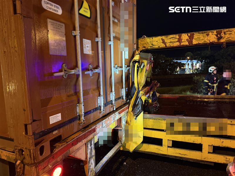 拖吊車司機在未煞車狀態下,直接猛撞前方的貨櫃車,整個車頭嚴重變形,司機當場慘死。 (圖/翻攝畫面)