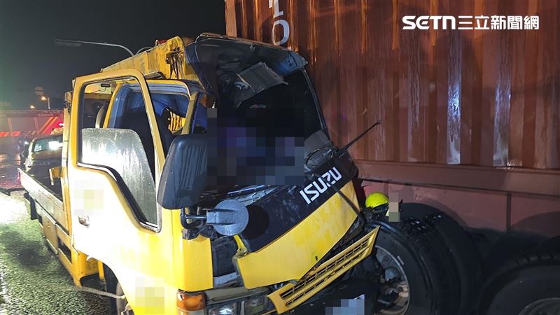 新/國一五堵拖吊車撞貨櫃車 司機受困亡
