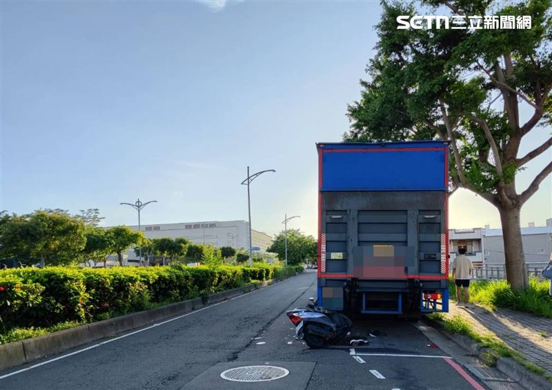 大貨車停路旁還沒熄火,後方就傳來巨大的碰撞聲響,一名騎士毫無煞車狀態直接撞上。(圖/翻攝畫面)