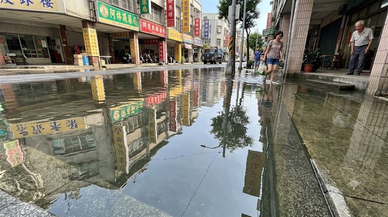 中國網友驚訝,許多台灣淹水的畫面中,極少看到塑膠袋、飲料瓶或大量生活垃圾。(示意圖/AI製圖)