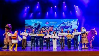 義大攜手做公益　邀請弱勢暢玩恐龍展