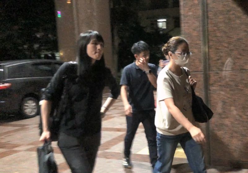 基隆地檢署偵辦基隆公共工程涉綁標及行賄公務員案，15日約談包含市議員曾紀嚴及曾紀嚴的妻子吳女（右）等人，經檢察官漏夜複訊後，諭令吳女新台幣50萬元交保