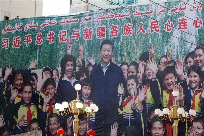中共近期透過在地協力單位,以僅四千元的低價招攬台灣青年教師赴新疆進行八天七夜交流,引發各界高度警戒。(圖/翻攝自「矢板明夫俱樂部」臉書)