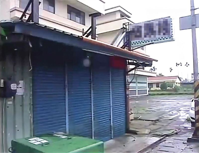 沈氏兄弟前往潘女工作的檳榔攤（圖）押走潘女及呂男。（圖/翻攝民視新聞）
