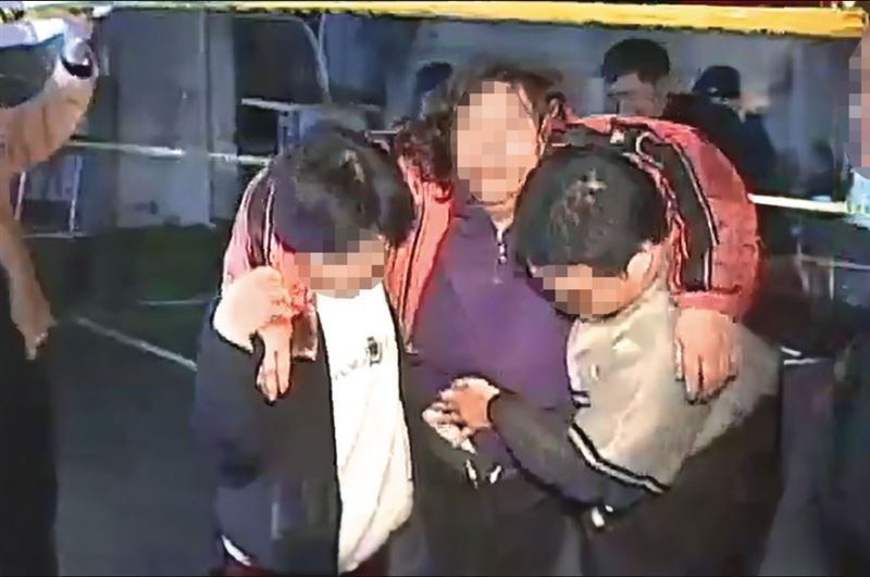 潘女、呂男遭沈文賓狠心殺害，死者家屬崩潰痛哭。（圖/翻攝民視新聞）