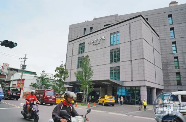 警方最後在新北三峽恩主公醫院（圖）停車場，發現2名死者的屍體。（圖／鏡週刊）