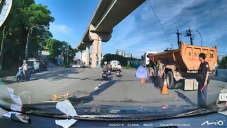 新／砂石車擦撞機車　騎士遭輾破肚慘死