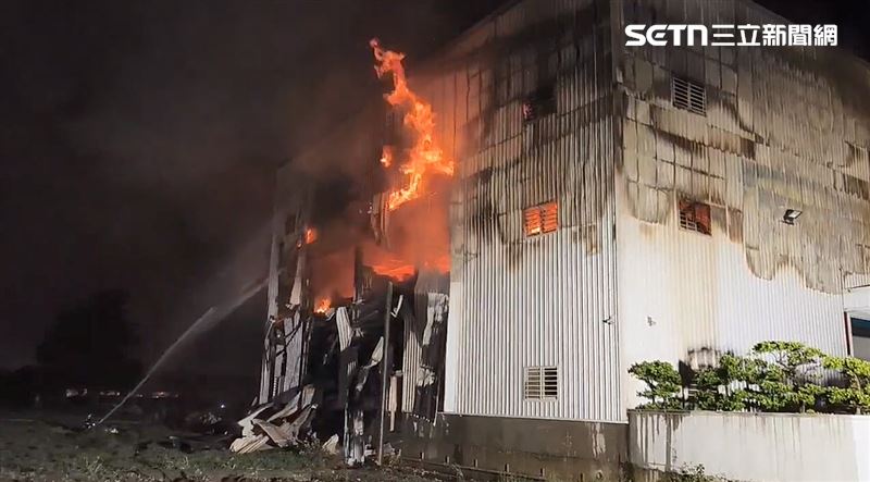 起火點位於家具工廠倉庫2樓,熊熊大火直竄天際,火勢一發不可收拾。(圖/翻攝畫面)