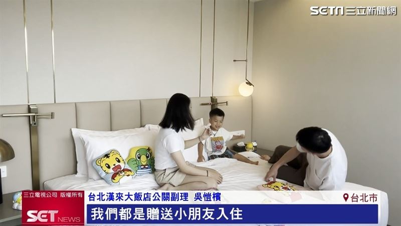 台北漢來此次聯名巧虎打造主題房，最大亮點就是豐富的巧虎大禮包，內容包含巧虎玩具、玩偶、牙膏等實用周邊，都能帶回家收藏。（圖／擷自三立新聞網YT）