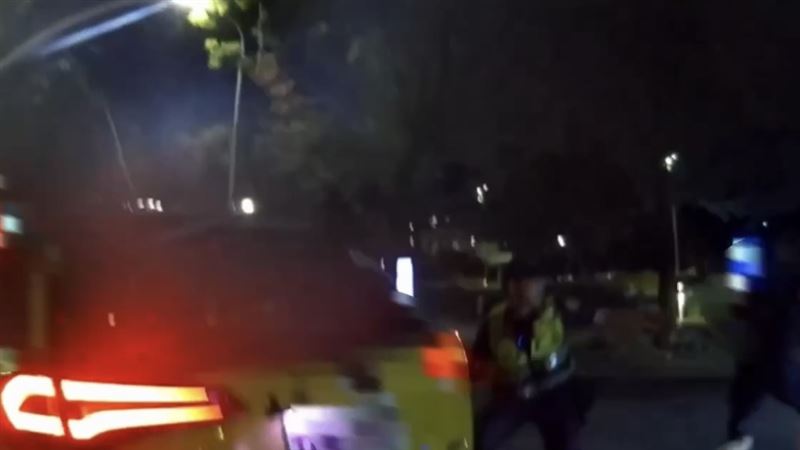 大安分局員警日前執行酒測勤務攔查計程車,車內一名35歲越南籍男子下車後突拔腿狂奔。(圖/翻攝畫面)