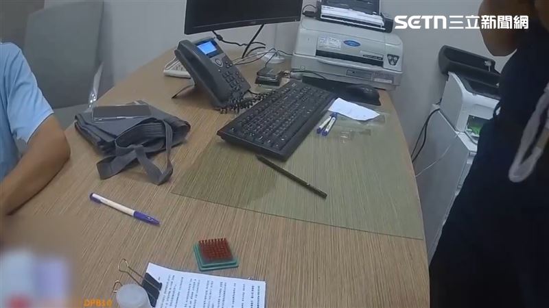 63歲張姓男子要提領100萬元現金,供稱要用來裝修房子,但神色恍惚、說詞反覆,連妻子也說不曾聽過要領這麼大一筆錢,行員察覺有異,立即通知警方到場。(圖/翻攝畫面)