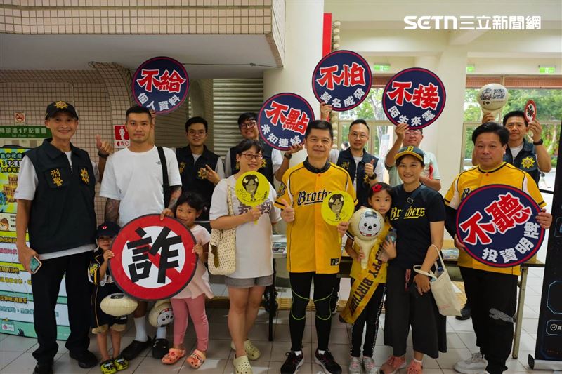 兄弟抵嘉打詐!嘉市警攜手中信兄弟,球場化身反詐主場「165」齊出擊。(圖/嘉義市警局提供)