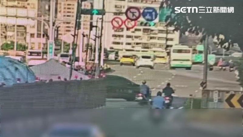 北市邱姓葬儀社員工駕駛接體車行經中正路時，與賴翁機車發生擦撞。（圖／翻攝畫面）
