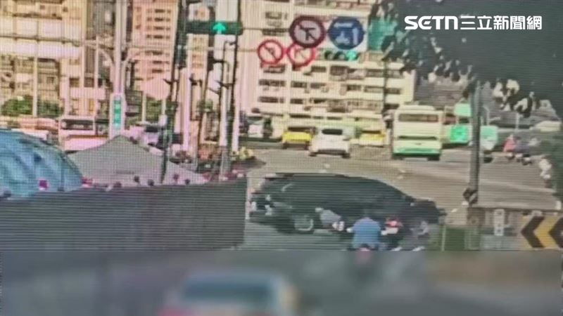 北市邱姓葬儀社員工駕駛接體車行經中正路時，與賴翁機車發生擦撞。（圖／翻攝畫面）