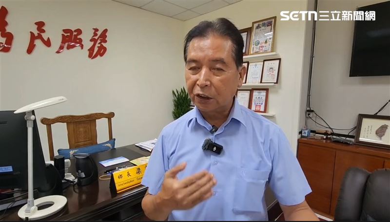 花蓮縣萬榮鄉長梁光明日前針對鄉公所員工肇事拒測事件受訪,未料辦公室牆上「為民服務」四字意外成為焦點。(圖/翻攝畫面)