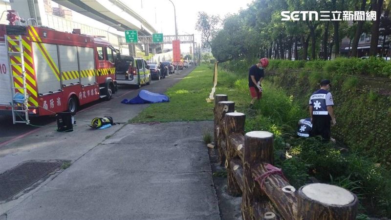 死者為64歲王姓男子,是某長照中心住民,前一天下午才向機構請假外出探訪親友,初步研判是不慎跌落排水溝死亡。(圖/翻攝畫面)