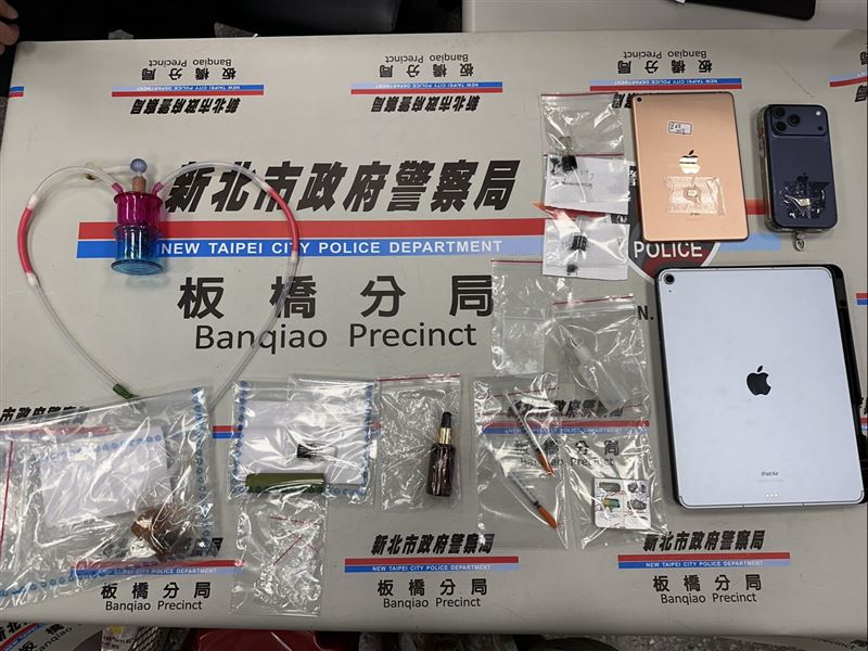 警方搜出的毒品等贓物。(圖/翻攝畫面)