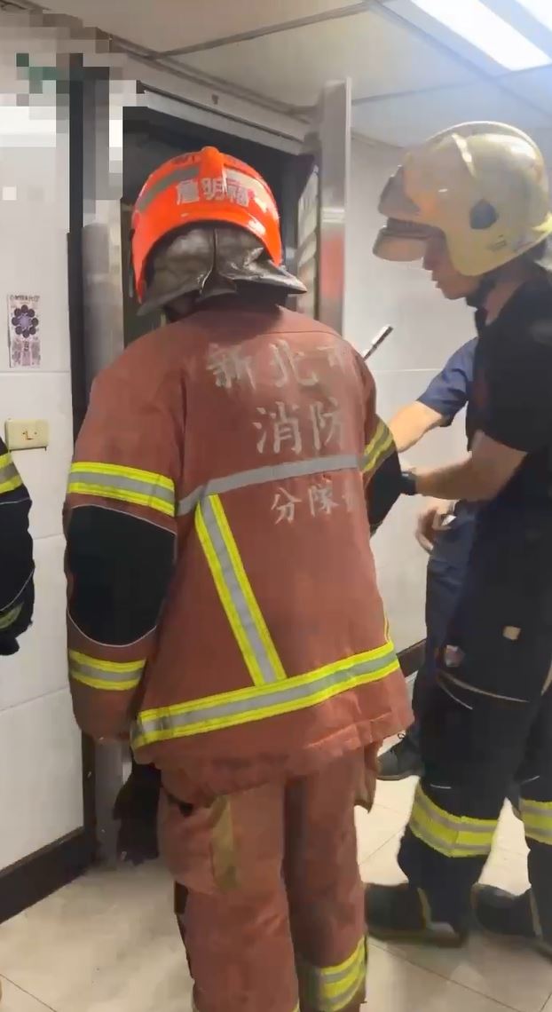 警方會同消防隊破門攻堅。(圖/翻攝畫面)