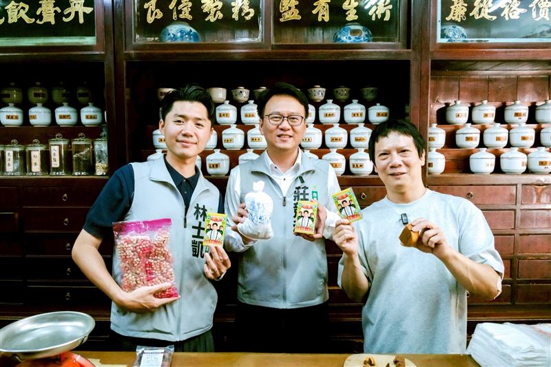 林士凱(左一)與民進黨新竹市長候選人莊競程(中)一同前往鴻安堂參訪。(圖/林士凱提供)