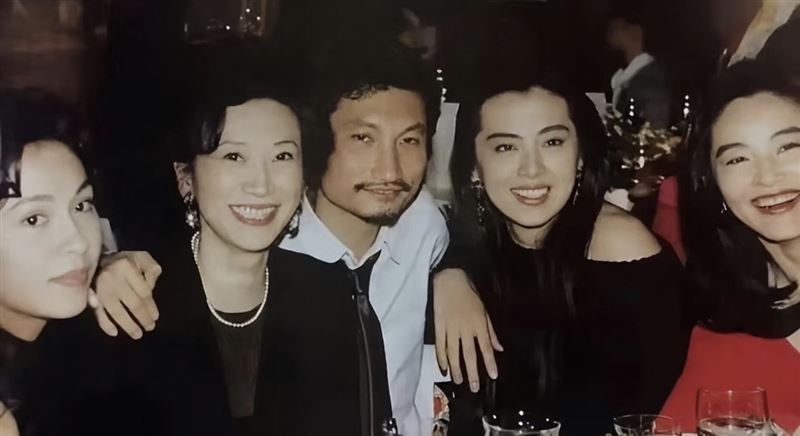 王祖賢（右2）因為施南生（左2）給予機會，才得以演出電影《倩女幽魂》。圖為鍾楚紅（左起）、施南生、徐克、王祖賢與林青霞合影。（圖／翻攝自王祖賢小紅書）