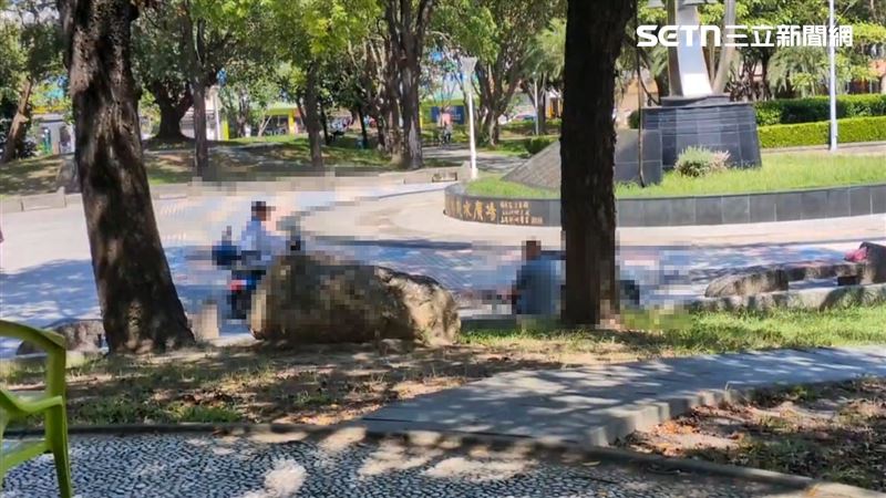 母親指出，在和平公園（大德一路側）時，有6名老人群聚在廣場石椅長凳，並誘拐兒子喝保力達。等阿嬤衝上前，兒子第二杯已經入喉，阿嬤立即出聲制止，現場眾人一哄而散。（圖／翻攝畫面）