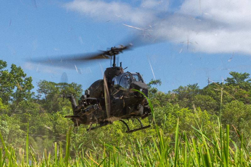 陸軍飛行訓練指揮部的AH-1W眼鏡蛇攻擊直升機15日於國軍聯合防禦操演第3天,實施縱深疏散區轉移演練。(圖/國軍第四作戰區提供)