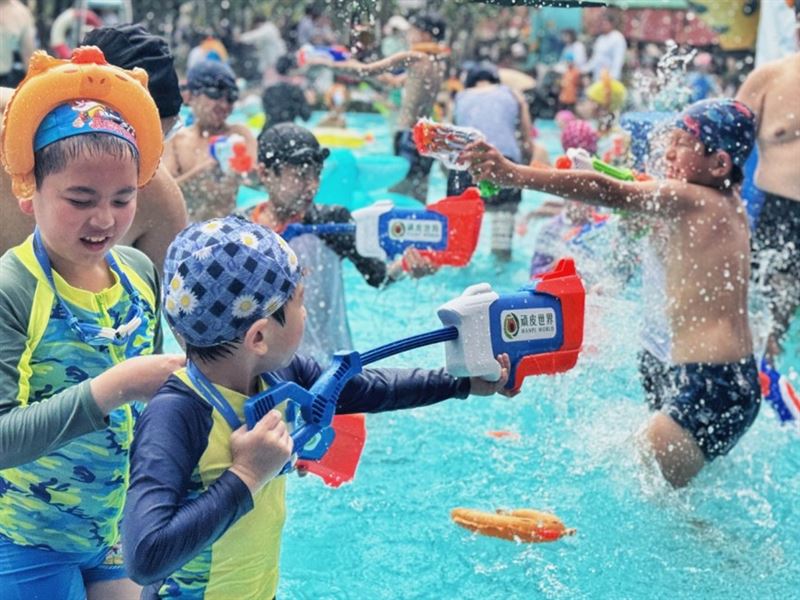 暑假台南「頑皮一夏」一票暢遊水樂園、動物園、遊樂園 再去鹽山賞風箏。(圖/業者提供)