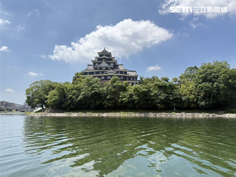 岡山城坐落於旭川河畔,是日本少數能直接從河面近距離欣賞的名城之一。(圖/記者李育道攝影)