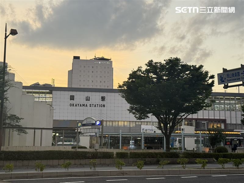 日本JR岡山車站,交通地理位置方便,周邊也有藥妝、商店可以購物。(圖/記者李育道攝影)
