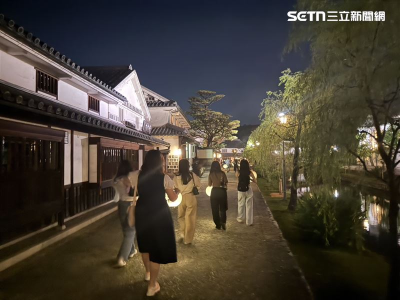 倉敷美觀地區夜間雖店家已關閉,但仍可向配合的飯店免費租借倉敷燈籠夜遊,體驗不同古色古香的夜城。(圖/記者李育道攝影)