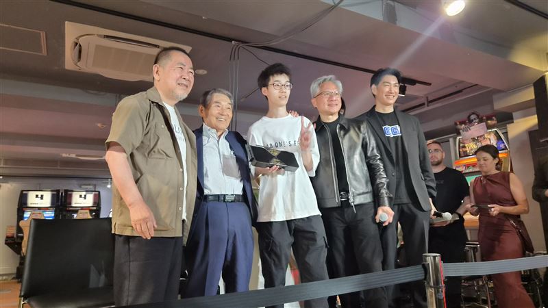 黃仁勳飲水思源,前往日本東京秋葉原親謝30年前的救命恩人,前SEGA執行長入交昭一郎。(圖/翻攝自X平台@1NVIDIA GeForce JPX)