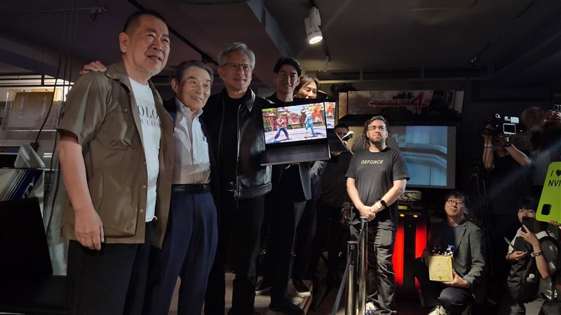 黃仁勳飲水思源,前往日本東京秋葉原親謝30年前的救命恩人,前SEGA執行長入交昭一郎。(圖/翻攝自X平台@1NVIDIA GeForce JPX)