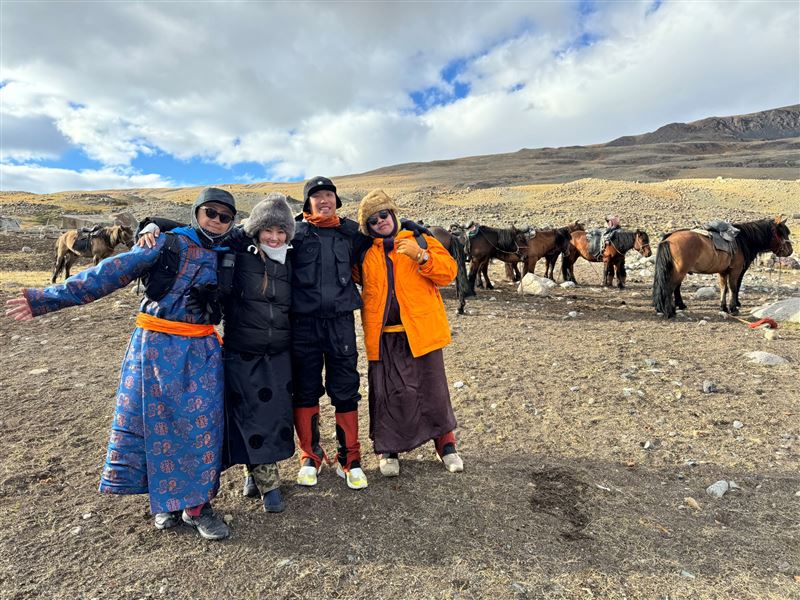 呱吉左起、導遊、逞誠、迪拉,在蒙古體驗騎馬賞冰川。(圖/寰宇龍虎豹提供)