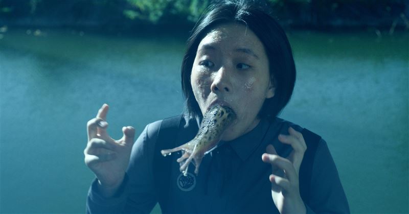 許曦文含著蛞蝓的畫面,來自漫畫裡角色的可怕遭遇。(圖/奇蹟映畫所提供)
