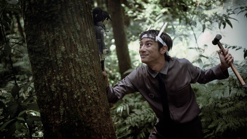 劉修甫頭插蠟燭、口咬鐵釘的陰森造型曝光。(圖/奇蹟映畫所提供)