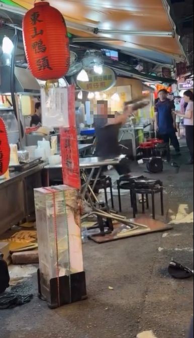 豐原廟東夜市賣東山鴨頭的彭姓老闆,拿起椅子怒砸隔壁蒜肉飯攤位。(圖/翻攝自Threads @simpson__1020)