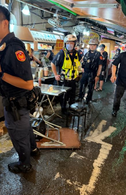 警方獲報到場將兩位攤商逮捕,依傷害罪移送。(圖/翻攝自Threads @v19880430)